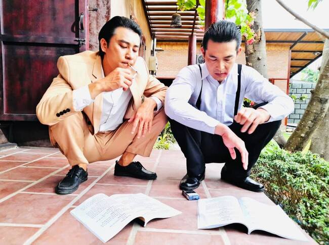 Qua&nbsp;những hình ảnh đạo diễn Hoàng Mập chia sẻ,&nbsp;Quách Ngọc Ngoan đang tham gia một tác phẩm truyền hình.
