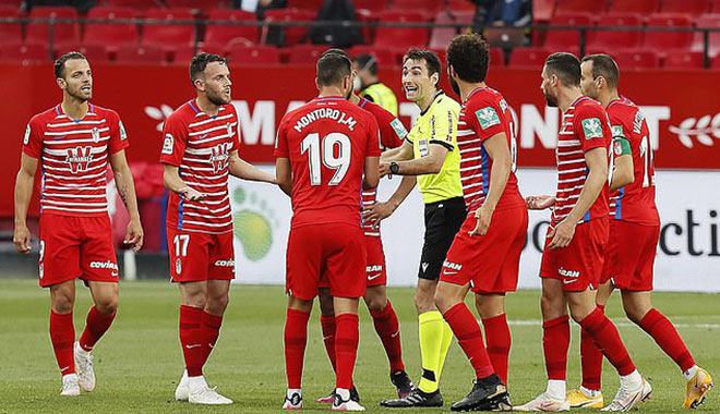 Cầu thủ Granada bao vây trọng tài do đá chưa đủ số phút bù giờ