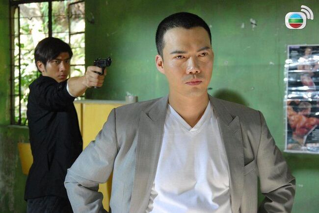 Tạ Thiên Hoa được nhắc đến là một trong những sao nam đình đám một thời của TVB, nổi danh qua vai “anh Laughing” trong bộ phim “Học cảnh truy kích”.
