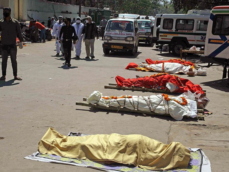 Thi thể các nạn nhân COVID-19 nằm trên mặt đất bên ngoài&nbsp;Khu hỏa táng Nigambodh ở thủ đô New Delhi.