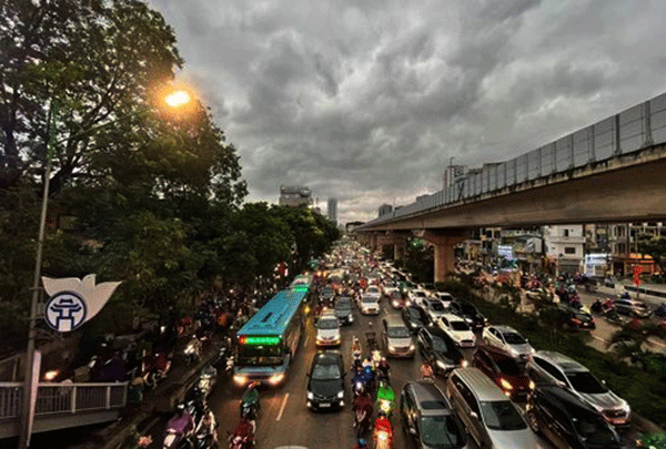 Hà Nội trời tối đen ngày đầu tuần, giao thông tắc nghẽn, xe leo lên vỉa hè - 1