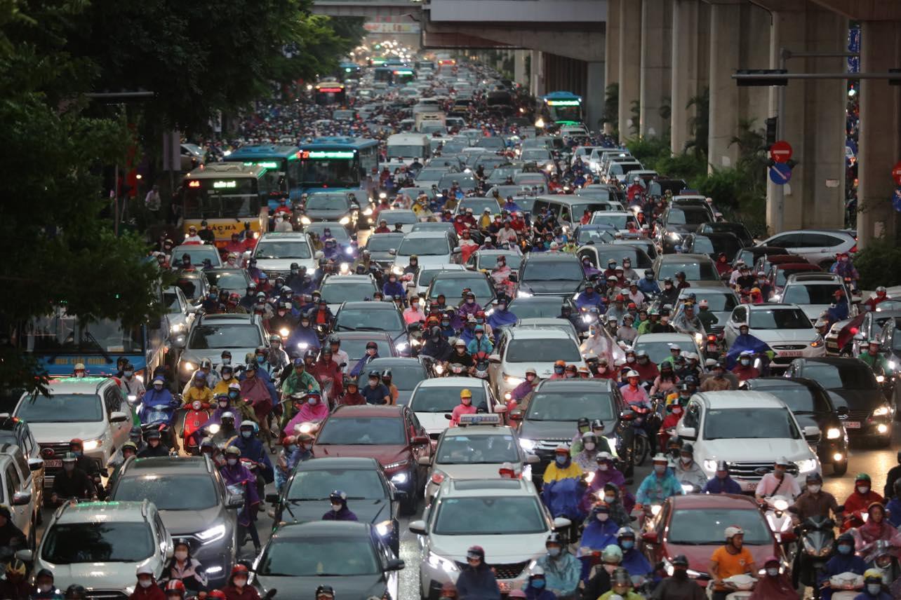 Hà Nội trời tối đen ngày đầu tuần, giao thông tắc nghẽn, xe leo lên vỉa hè - 3