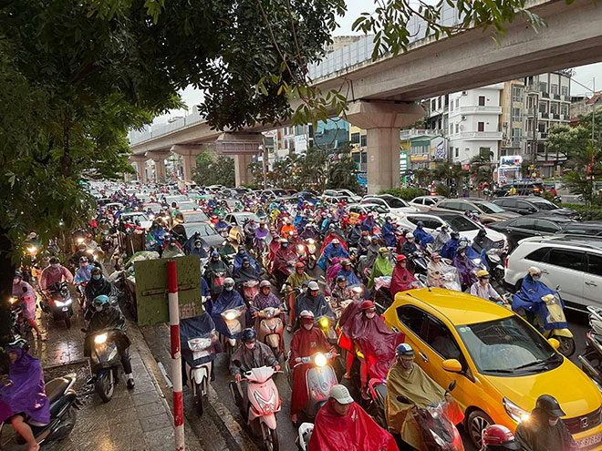 Hà Nội trời tối đen ngày đầu tuần, giao thông tắc nghẽn, xe leo lên vỉa hè - 4