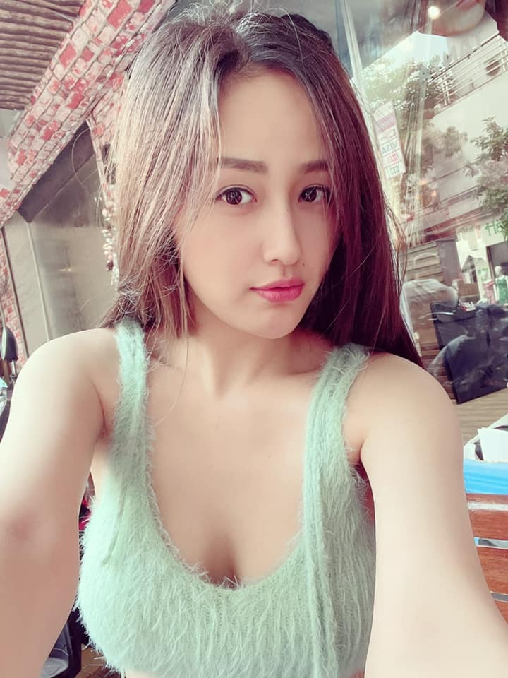 Hoa hậu Mai Phương Thúy diện thiết kế áo hai dây dáng khoét sâu cổ gợi cảm.