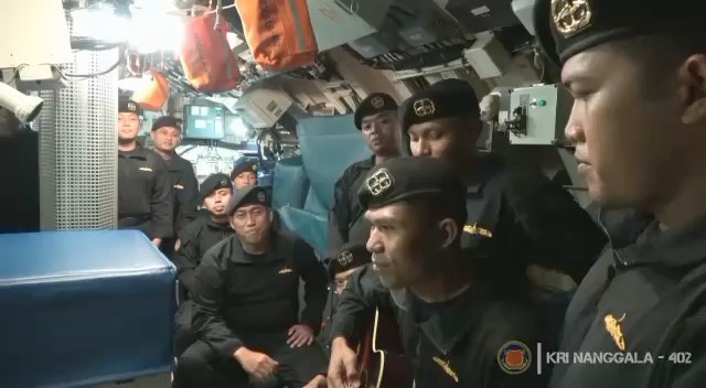 Các thủy thủ ca hát trên tàu KRI Nanggala-402.