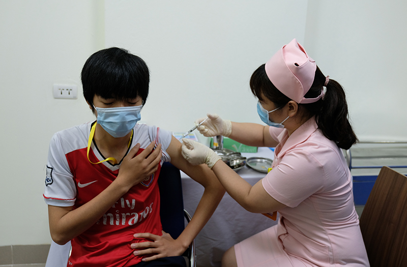 Tiêm vắc-xin COVIVAC cho người tình nguyện tại Trường Đại học Y Hà Nội &nbsp;Ảnh: Trần Minh