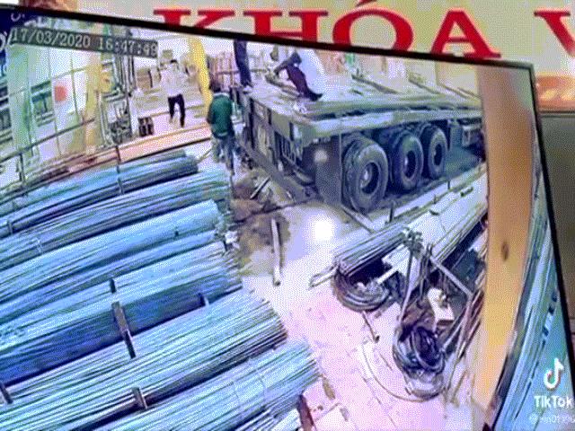 Bạn trẻ - Cuộc sống - Thanh niên cứu người thoát chết trong gang tấc, xem clip mà "rùng mình"