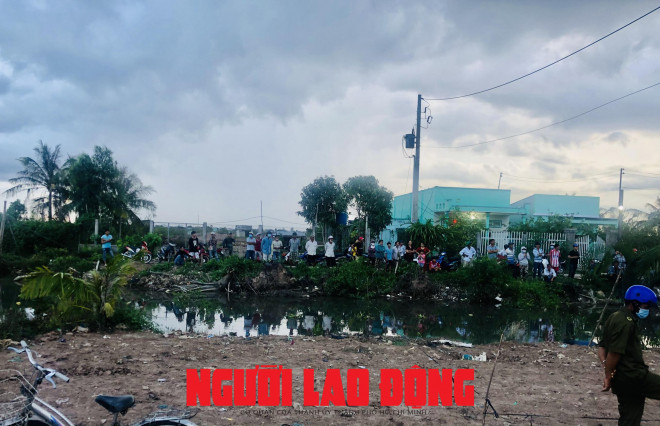 Rất đông người dân kéo đến hiện trường xem ngành chức năng khám nghiệm tử thi