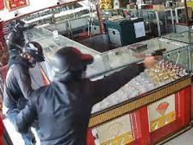 Pháp luật - Hai tên cướp táo tợn nổ súng cướp tiệm vàng ở vùng ven TP HCM