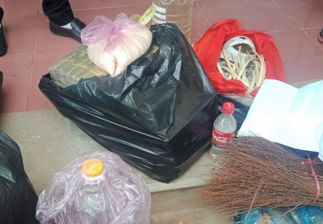 Nhiều vật dụng được nhóm người mang trên xe tải đi chôn mộ giả