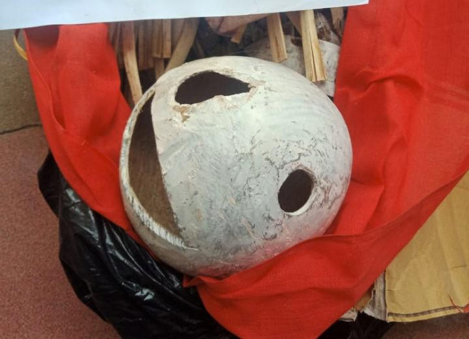 Một chiếc sọ dừa có hình thù kỳ lạ được nhóm người lạ mang đi chôn