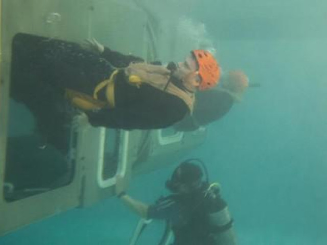 Thế giới - Lính tàu ngầm thoát khỏi tàu mắc kẹt dưới đáy biển như thế nào