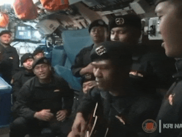 Nhói lòng hình ảnh thủy thủ tàu ngầm Indonesia ca hát trên tàu trước thảm họa