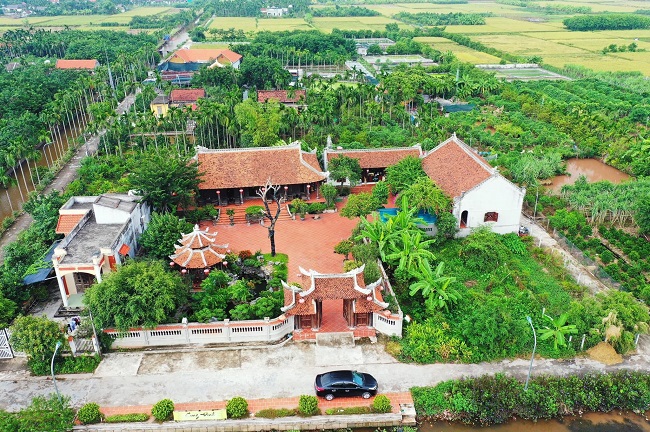 Tọa lạc tại xã Hải Sơn, huyện Hải Hậu, tỉnh Nam Định, công trình nhà vườn thu hút sự chú ý bởi thiết kế ấn tượng, diện tích rộng với nội thất gỗ quý hiếm và hàng cây cảnh tiền tỷ. (Ảnh: Lại Thế Hiển)
