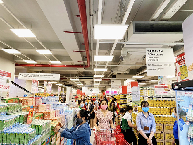 LOTTE Mart Gold Coast Nha Trang trong tuần khai trương thu hút nhiều người dân mua sắm