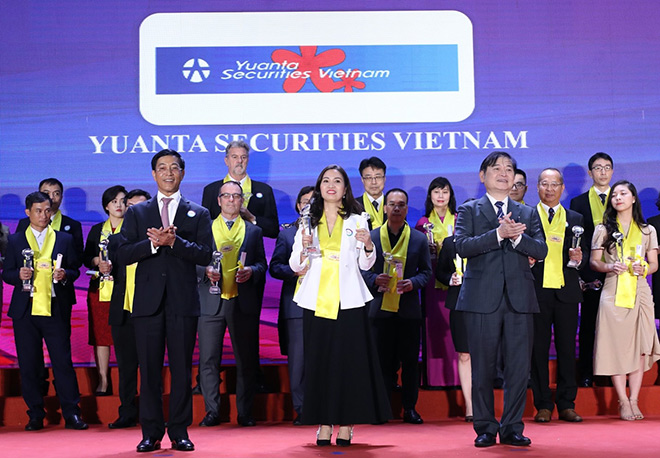 Bà Lê Thị Quyên, Phó Tổng Giám đốc YSVN nhận cúp vinh danh Top 50 Doanh nghiệp FDI tiêu biểu 2020