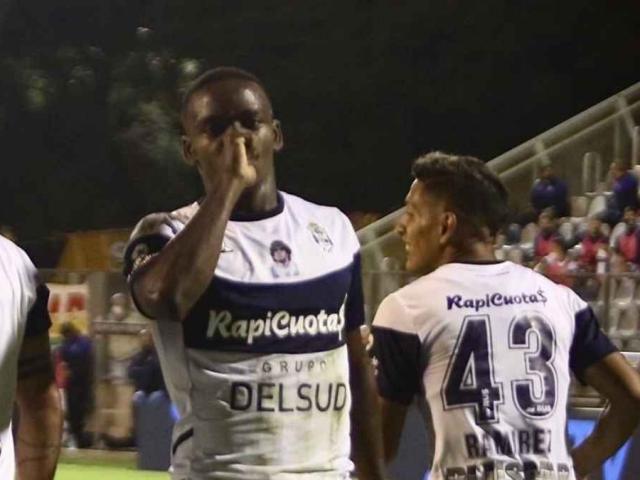 Bóng đá - Bàn thắng dị nhất thế giới: Đàn em James Rodriguez ngã sấp mặt vẫn ghi bàn