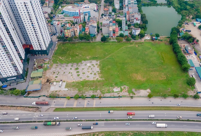 Quay lại thời điểm trước đó, dự án bến xe Yên Sở từng bị nhiều người dân và chuyên gia phản đối. Cụ thể, về việc cấp phép bến xe Yên Sở, nhiều chuyên gia cho rằng bất hợp lí vì bến này nằm trong nội đô, trái với chủ trương di chuyển bến xe ra đường vành đại 4.
