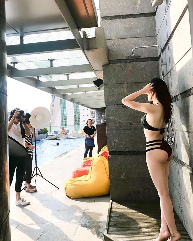 &#34;Chỉ là ảnh bikini, chứ không phải tranh ảnh mang tính chất 18+. Tuy nhiên, đây là một chiếc ảnh có thể gọi là gợi cảm, nên không thể cấm cản suy nghĩ của người nhìn. Nhưng khi đã viết bình luận thì hãy là những con người văn minh nha các bác” - cô lên tiếng.
