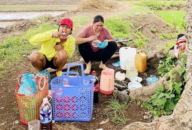 Bị chê “làm màu” khi đi xe khách để tiết kiệm tiền máy bay: H'Hen Niê nói gì? - 3