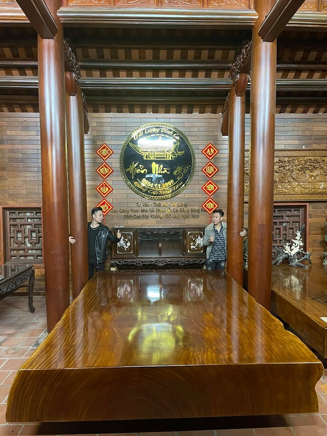 Còn nhà 5 gian 2 mái có thiết kế hiện đại hơn với phòng khách dùng phản nguyên khối và một số nội thất làm từ gỗ nhập khẩu có tuổi đời hàng nghìn năm.
