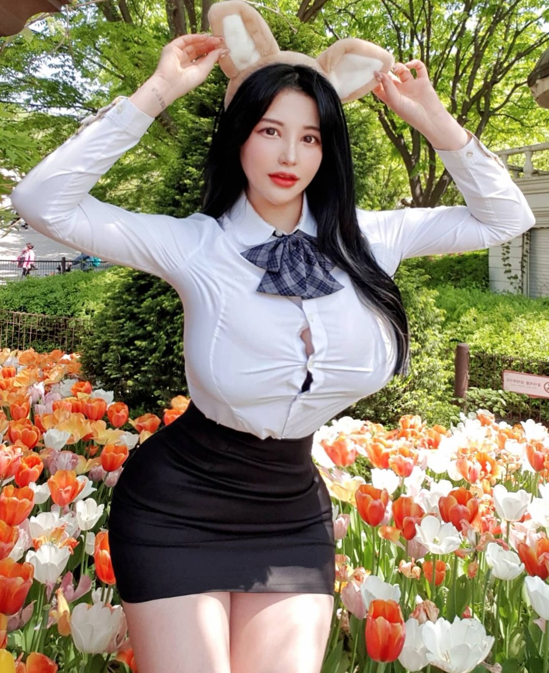 Người đẹp Hàn Quốc bị chỉ trích vì mặc đồng phục bung cúc do ngực "khủng" - 3