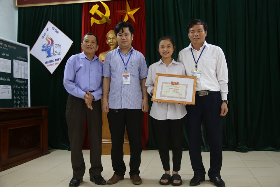 Trường THPT Hương Khê (Hà Tĩnh) trao giấy khen cho Dung.