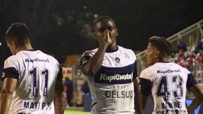 Gimnasia La Plata mở tỷ số nhờ bàn thắng kỳ lạ bậc nhất thế giới của Juan Carbonero