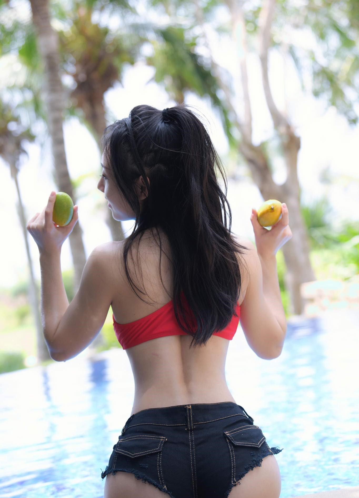 Cô nàng dáng đẹp như vẽ gây sốc khi diện hot pants nơi công cộng - 6
