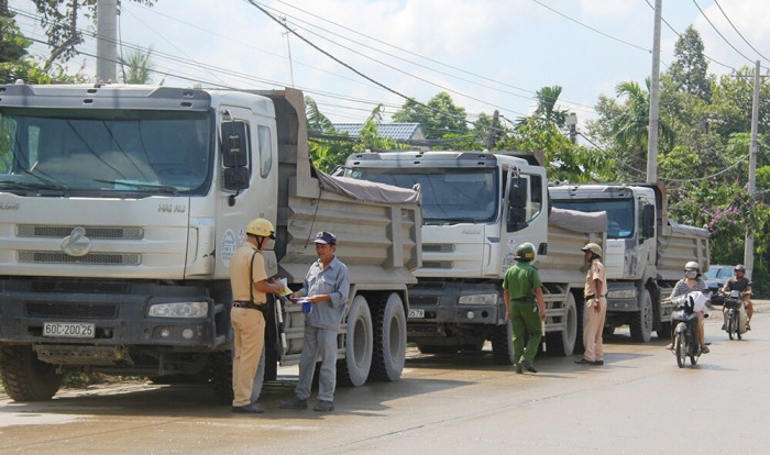 CSGT kiểm tra phương tiện trên đường ĐT 768 (huyện Vĩnh Cửu). Ảnh minh họa