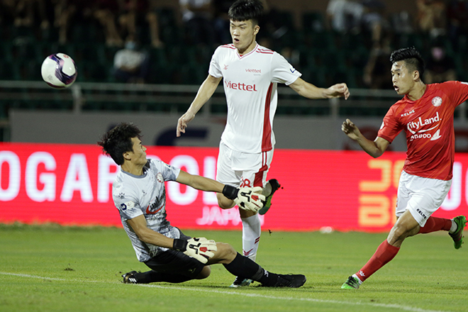 Thủ môn Bùi Tiến Dũng tái xuất V-League, người mẫu Tây xinh đẹp đi cổ vũ - 9