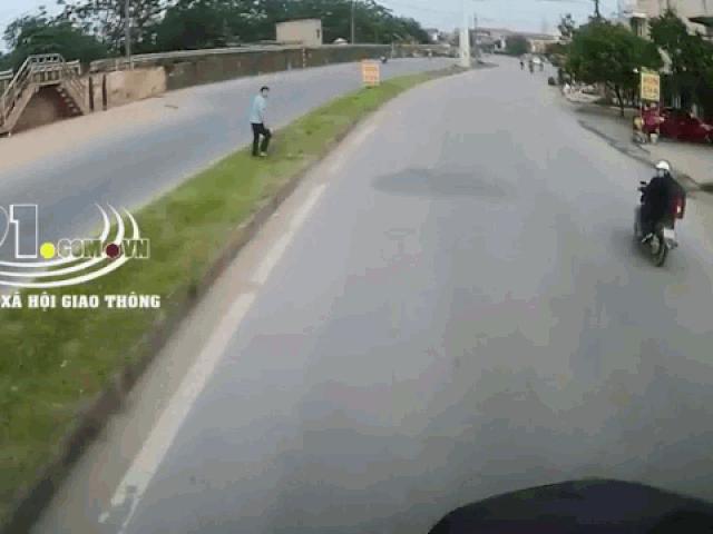 Tin tức trong ngày - Clip: Cố tình vượt ẩu, ô tô con bị container đâm xoay 90 độ