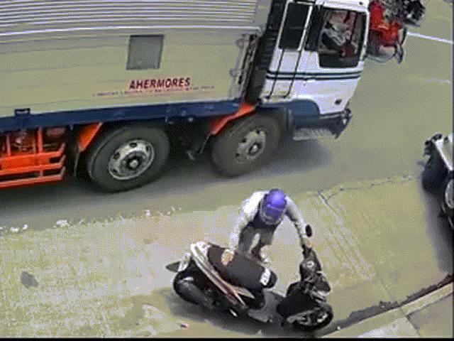 Phi thường - kỳ quặc - Video: Đang điều khiển xe máy trên đường, người đàn ông bất ngờ phát hiện xe bốc khói từ phía sau