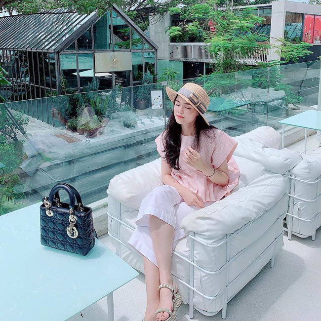 Không chỉ xinh đẹp, Quỳnh Anh còn là cô gái biết cách kiếm nhiều tiền nhờ kinh doanh.
