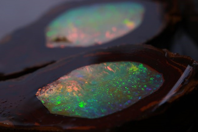 Cơn sốt opal tăng cao, nhưng rủi ro khi tìm loại đá quý này là có thật. Bởi khu vực hẻo lánh của Australia thường có nắng nóng như thiêu như đốt, những cơn bão nhiệt đới và rắn độc. 
