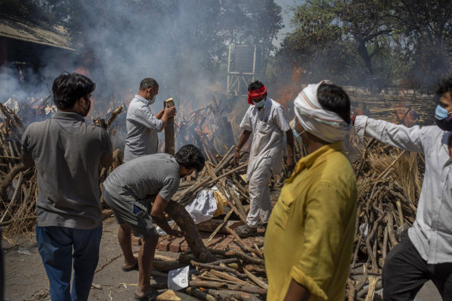 Thiêu xác người chết vì COVID-19 ở New Delhi (Ấn Độ) ngày 25-4. Thi thể nhiều đến nỗi chính quyền New Delhi phải quyết định chặt cây trong các công viên thủ đô để làm củi thiêu xác. Ảnh: AP
