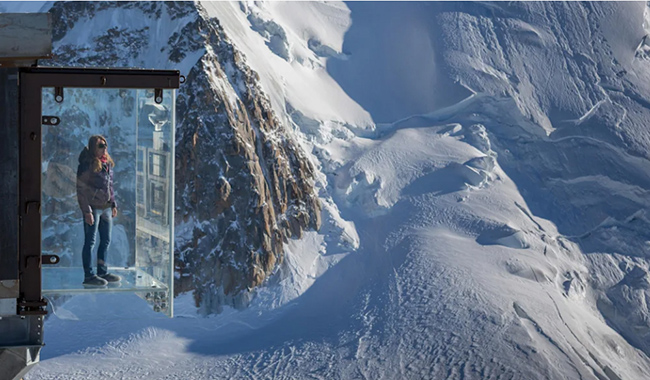 Cầu Aiguille du Midi Skywalk - Bước vào hư không: Đây là một chiếc hộp kính 3 lớp dày 12mm và ở Chamonix, Pháp. Nằm ở độ cao 3.842m, Aiguille du Midi Skywalk được coi là điểm thu hút khách du lịch nhất ở châu Âu.
