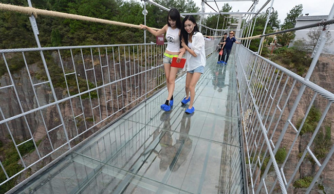 Cầu Hảo Hán bắc qua hẻm núi ở công viên địa chất quốc gia Ngưu Trại Trấn, Hồ Nam, Trung Quốc.
