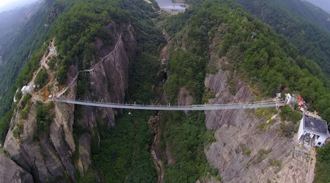 Cao hơn 180m so với đáy thung lũng, công trình kiến ​​trúc dài 300m này ban đầu được xây dựng bằng gỗ nhưng đến nay nó được xây dựng bằng thép và các tấm kính dày 24mm và có thể chịu tải trọng của 800 du khách cùng một lúc. 
