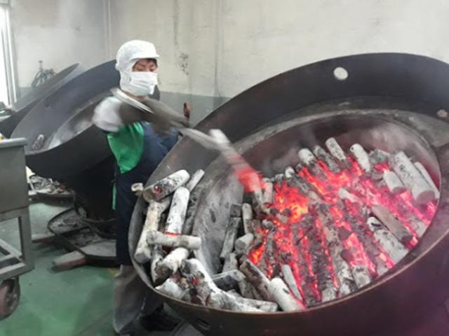 Thị trường - Tiêu dùng - Thứ nhìn tưởng than nhưng làm kì công nửa tháng mới xong, giá gần 5 triệu/kg