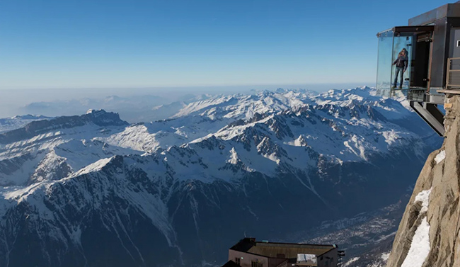 Cầu Aiguille du Midi Skywalk  nhìn xuống sông băng Bossons và các bức ảnh 'tự sướng' sẽ khiến bạn trông như đang bay lơ lửng trên không trung.
