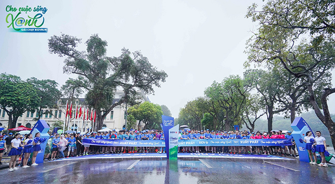 Gần 1000 người &#34;phủ xanh&#34; phố đi bộ Hồ Gươm, đội mưa chạy vì cộng đồng - 1
