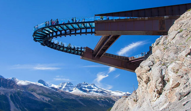 Con đường đi bộ hình chữ U này giúp du khách có cơ hội nhìn thẳng xuống bên dưới cây cầu. Ngoài ra, bạn cũng sẽ có được tầm nhìn tuyệt đẹp ra dãy núi đá Canadian Rockies.
