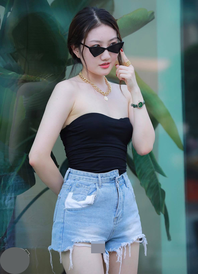 Nếu những chiếc quần ngắn có phần ống ôm sát đùi sẽ để hằn vùng cấm địa, ngược lại phần ống quá rộng rất dễ tố cáo lớp nội y bên trong nên xu hướng này bị lọt vào top trang phục cần phải khai tử.
