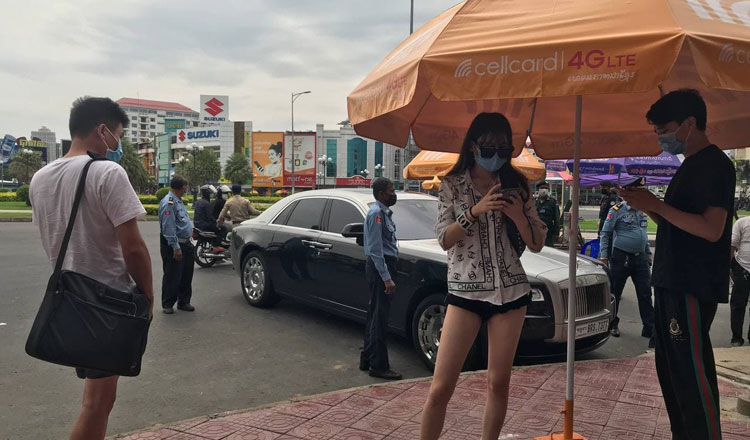 Chiếc Rolls Royce bị chặn trên đường phố Phnom Penh, bên trong chở theo 3 người Trung Quốc, gồm hai nam và một nữ.