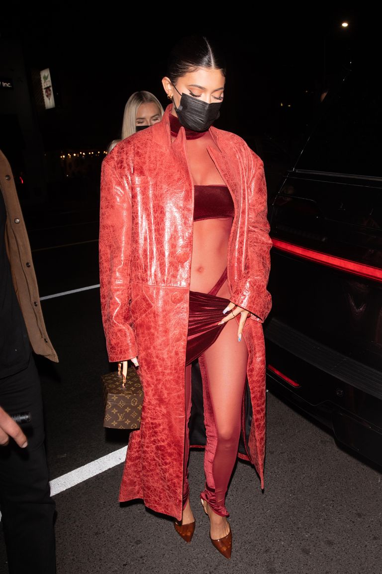 Nhà hàng trở thành sàn thời trang của người nổi tiếng trong mùa dịch này - 3