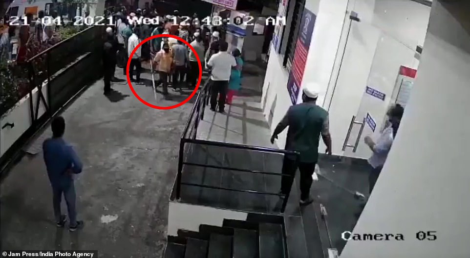 Người đàn ông cầm thanh kim loại tấn công bác sĩ ở Ấn Độ. Ảnh: Jam Press