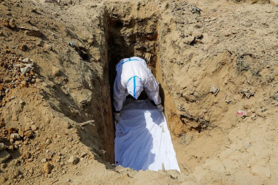 Bệnh nhân COVID-19 được chôn cất vì lò hỏa thiêu quá tải. Ảnh: Reuters