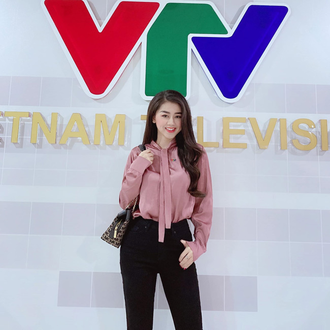 Cô nàng hiện dẫn các bản tin thể thao của Đài truyền hình VTV. 
