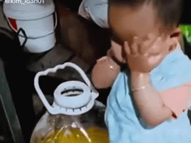 Bạn trẻ - Cuộc sống - Video: Cưng muốn xỉu trước pha “làm đẹp” với can dầu ăn của bé gái đáng yêu